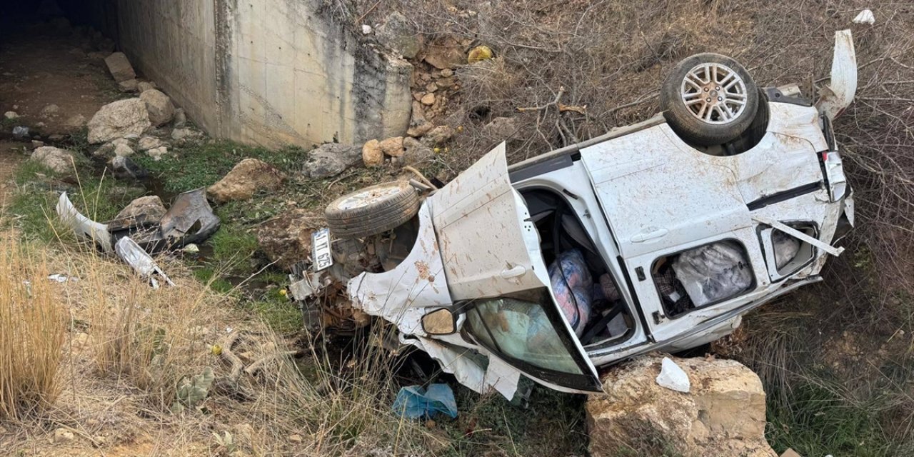 Uşak'ta menfeze devrilen otomobildeki karı koca yaralandı