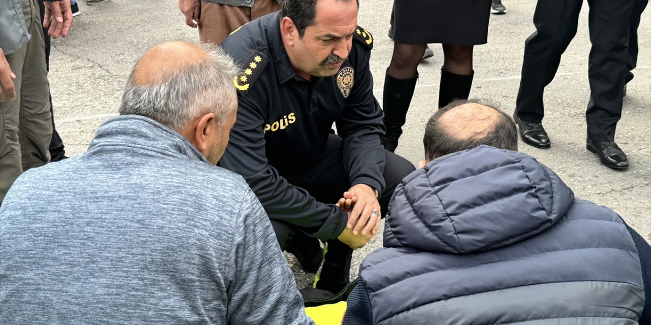 Antalya İl Emniyet Müdürü, trafik kazasında yaralanan polisin elini tutarak ambulansı bekledi