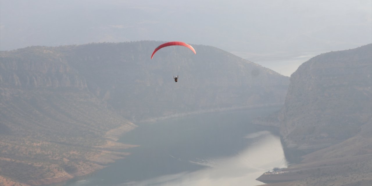 Yamaç paraşütçüleri, Botan Vadisi Milli Parkı'nın güzelliklerini tanıtmak için havalanıyor