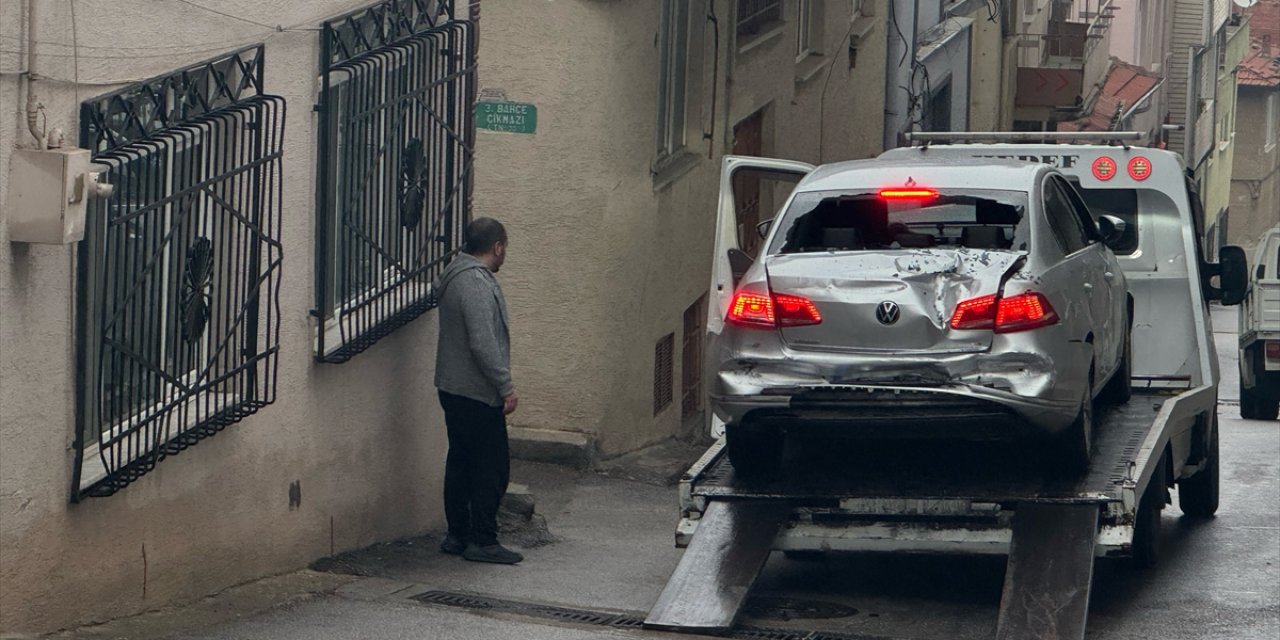 Bursa'da freni boşalan kamyonun 3 araca çarptığı kaza anı güvenlik kamerasında