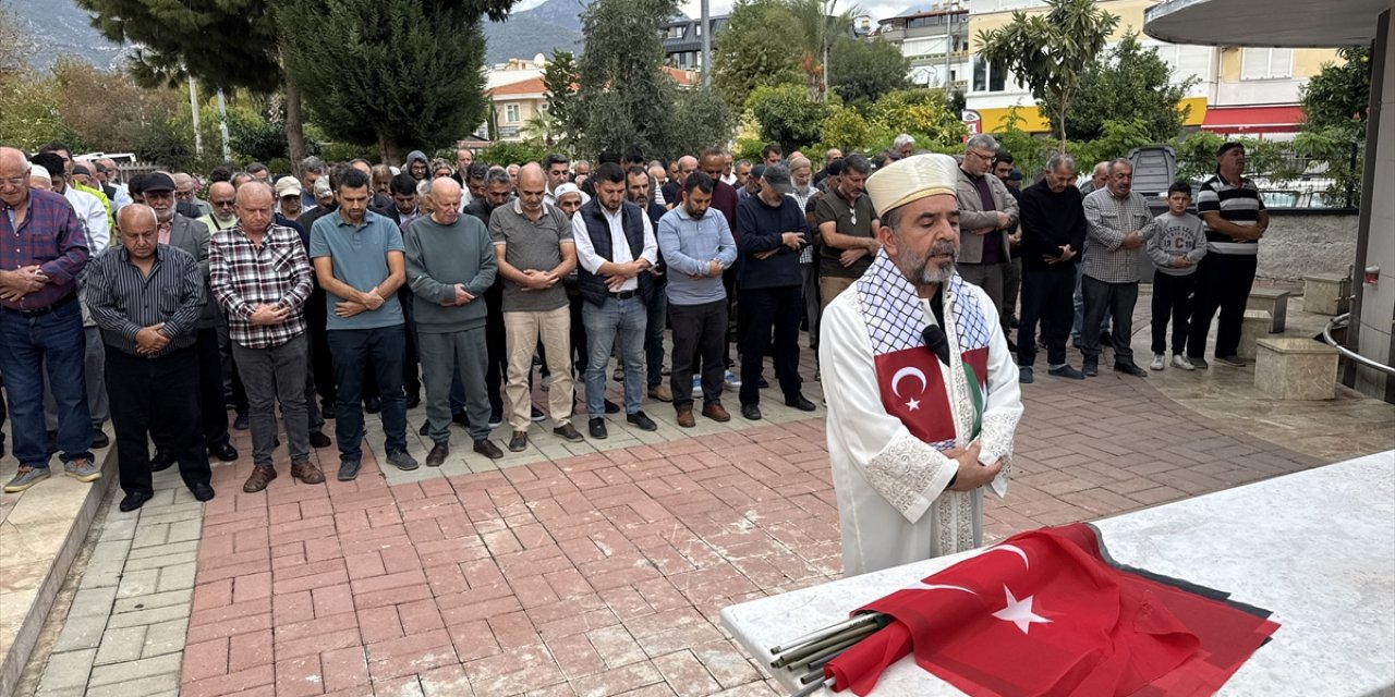 Alanya'da, İsrail'in saldırısında ölen Filistinliler için gıyabi cenaze namazı kılındı