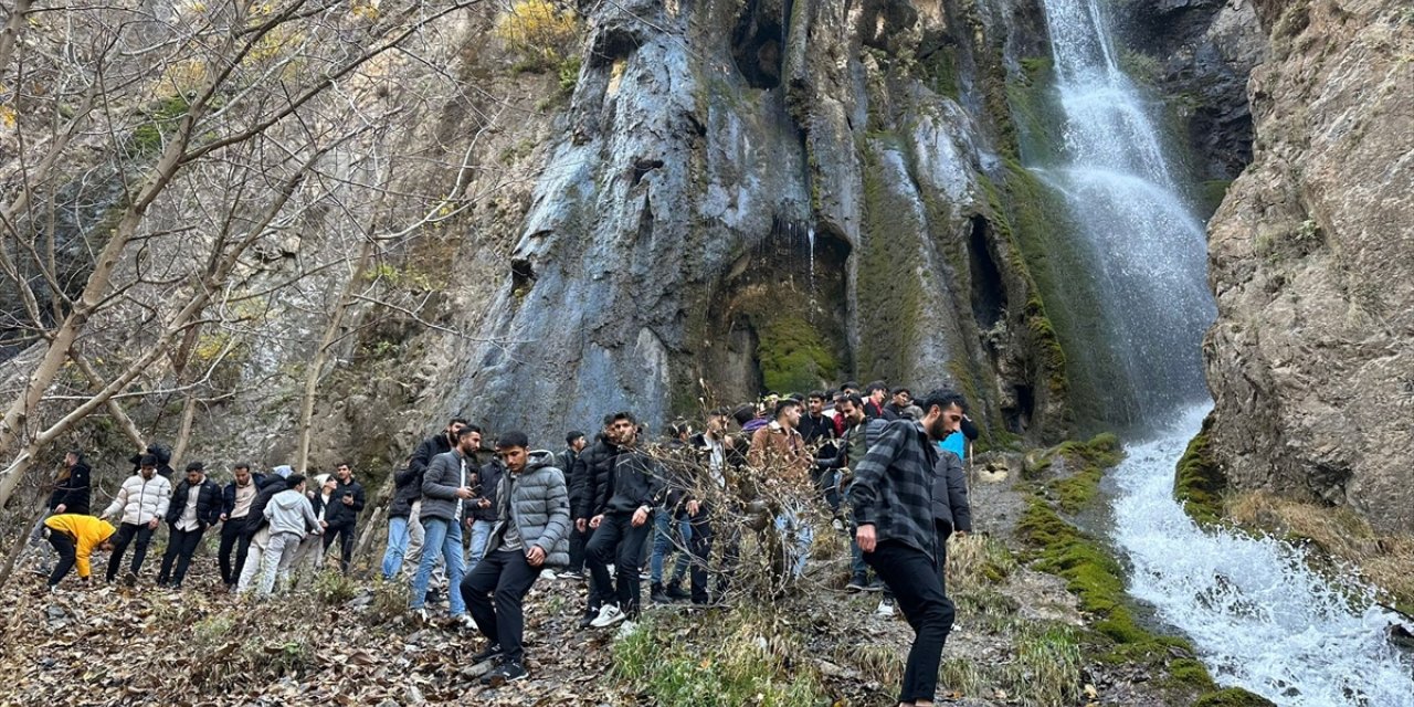 Hakkari'ye gelen gençler, tarihi yapıları ve doğal güzelliklerin bulunduğu yerleri gezdi