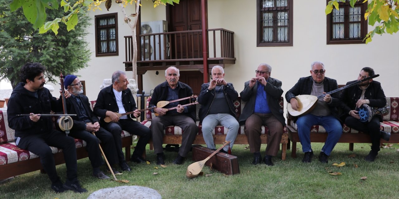 Burdur'da tarihi kültür evinde yöresel müzik dinletisi sunuldu