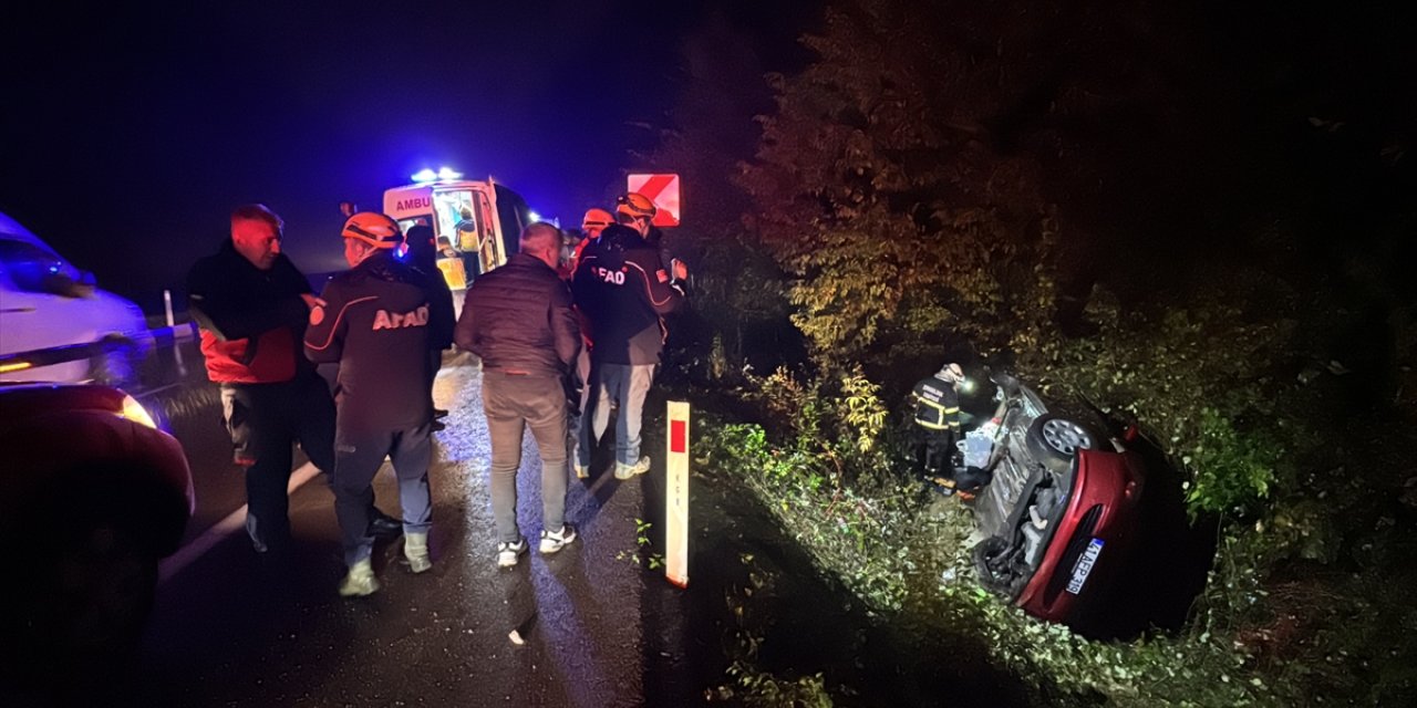 Zonguldak'ta su kanalına devrilen otomobildeki 4 kişi yaralandı