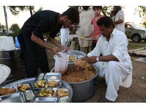 HUZUR VE BEREKET AYI RAMAZAN - Pakistan'ın yol kenarı iftarları binlerce kişiyi doyurdu