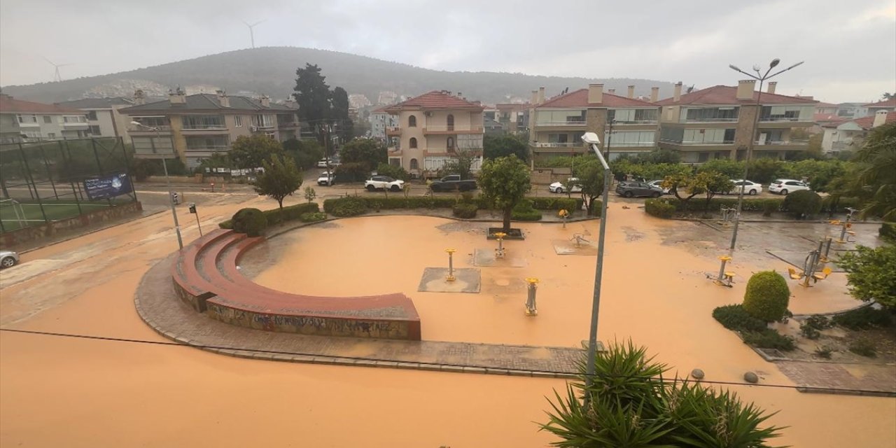 İzmir Çeşme'de etkili olan sağanak hayatı olumsuz etkiliyor