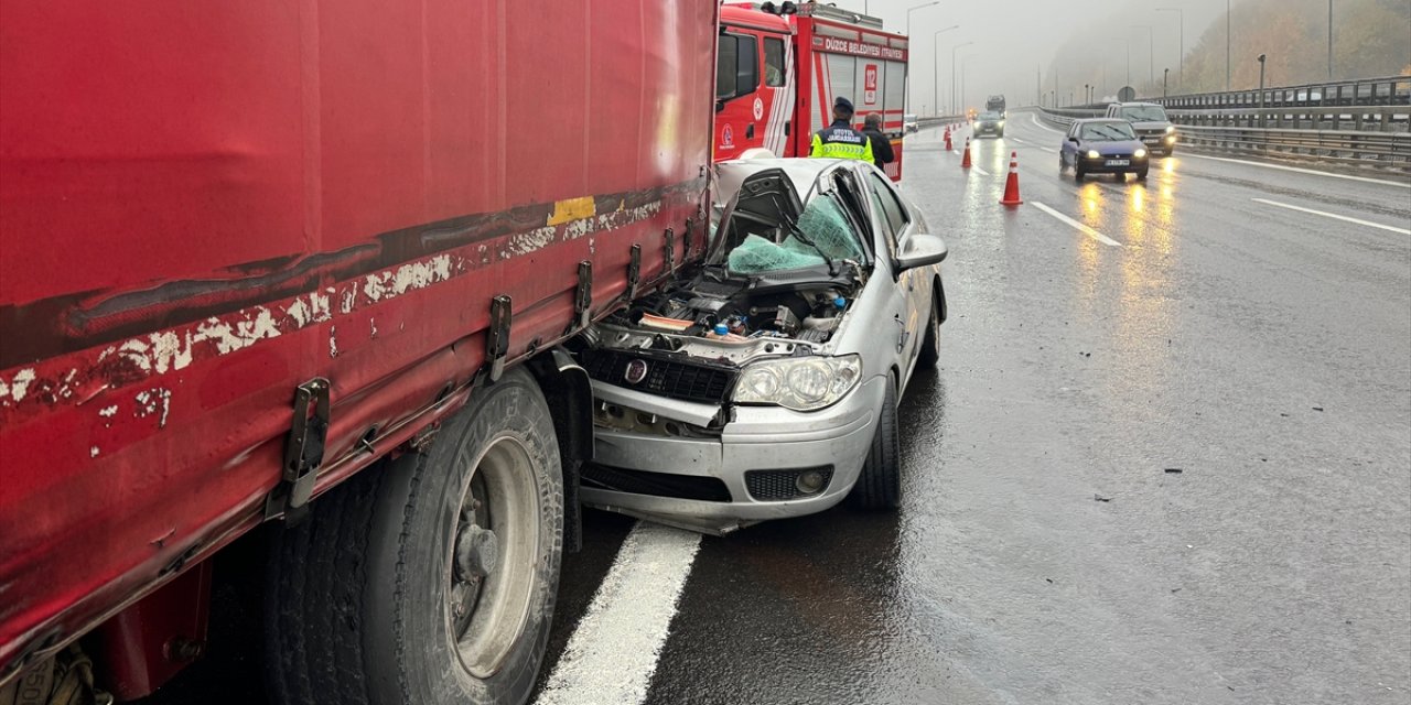 GÜNCELLEME - Anadolu Otoyolu'nda tıra çarpan otomobildeki 1 kişi öldü, 4 kişi yaralandı