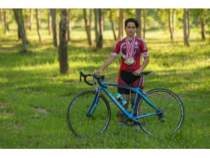 Genç bisikletçi babasının vasiyeti için vites yükseltti