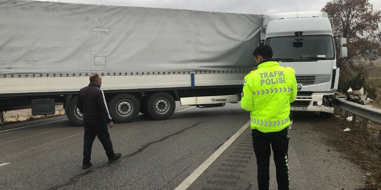 Tırın makaslaması sonucu Çorum-Samsun kara yolu 1 saat ulaşıma kapandı