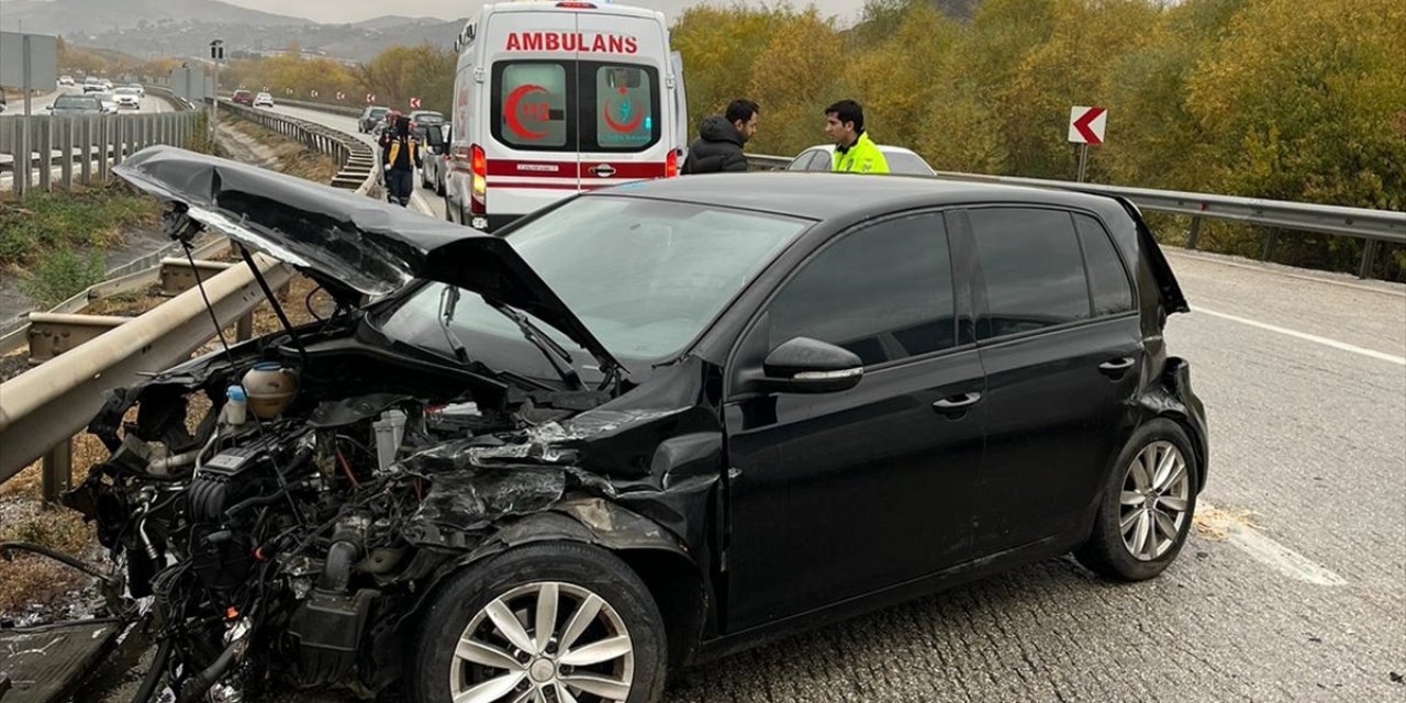 Kırıkkale'de meydana gelen iki ayrı trafik kazasında 7 kişi yaralandı