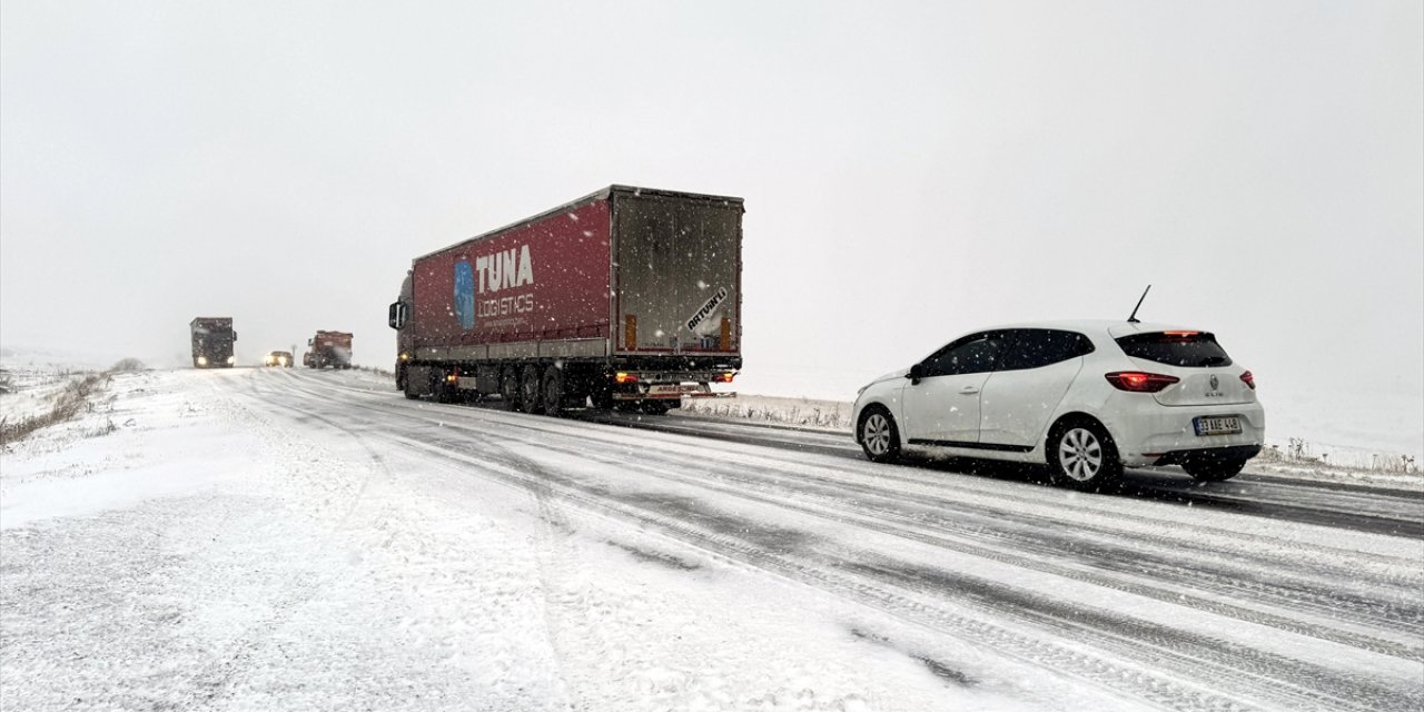 Ardahan'da kar ve buzlanma nedeniyle araçlar yolda kaldı