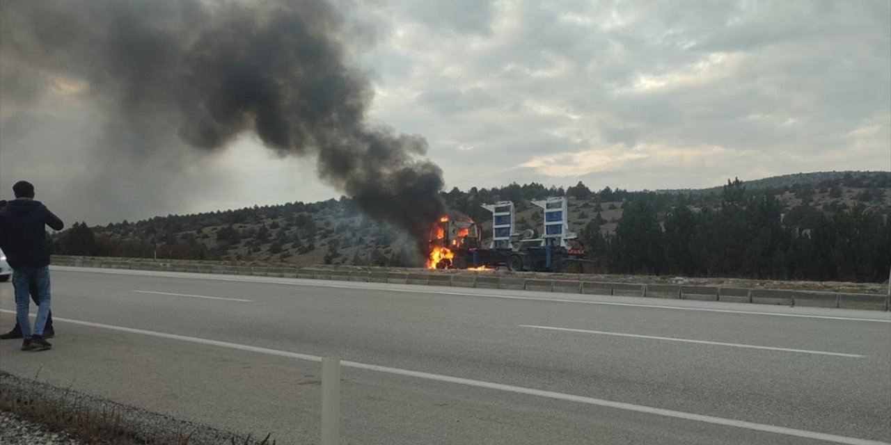 Konya'da seyir halindeyken yanan çekici kullanılamaz hale geldi