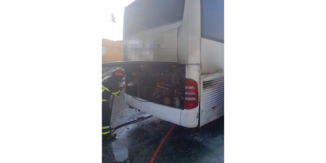 Şanlıurfa’da seyir halindeki otobüsün motor bölümünde çıkan yangın söndürüldü