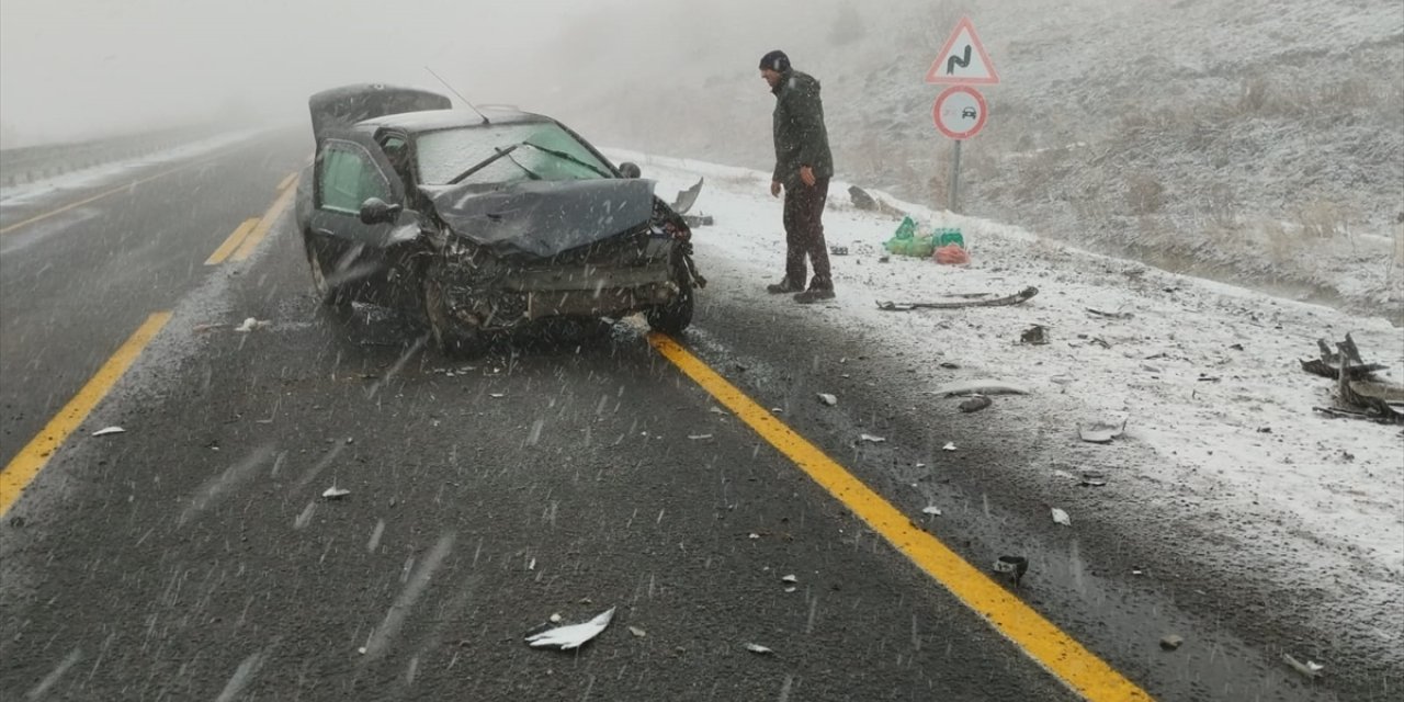 Ardahan'da iki otomobilin çarpıştığı kazada 8 kişi yaralandı