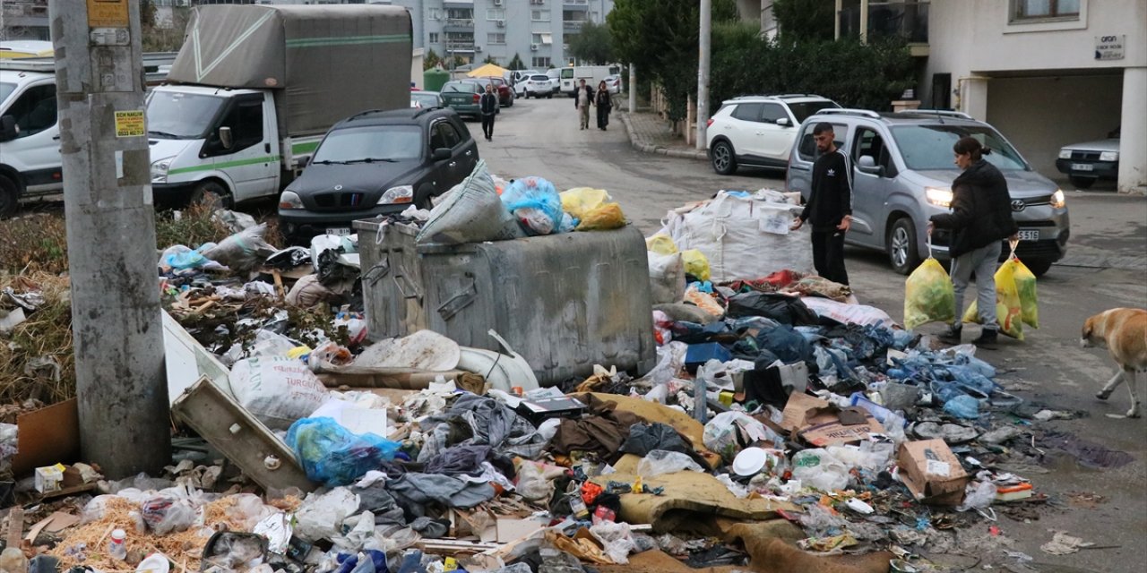 İzmir Buca'daki çöp yığınları tepkilere neden oluyor