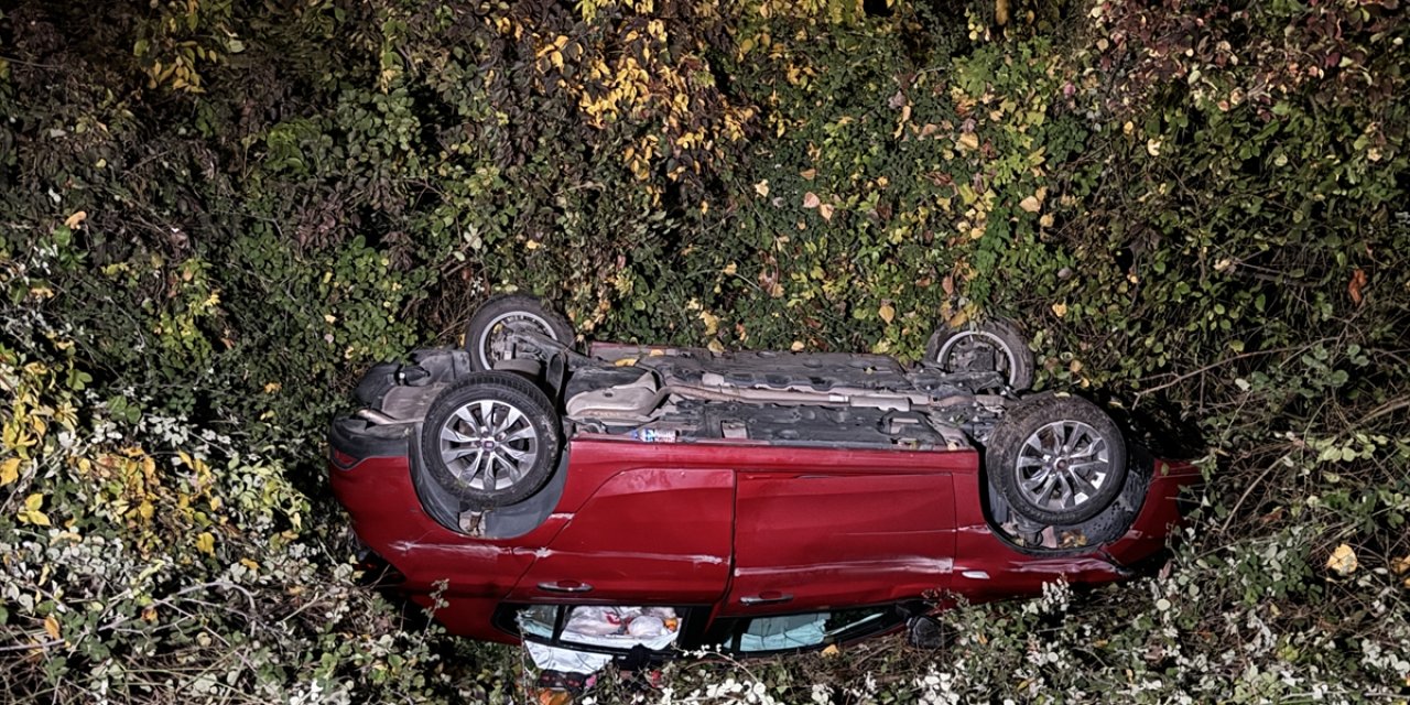 Anadolu Otoyolu'nun Sakarya kesiminde şarampole devrilen otomobildeki 2 kişi yaralandı