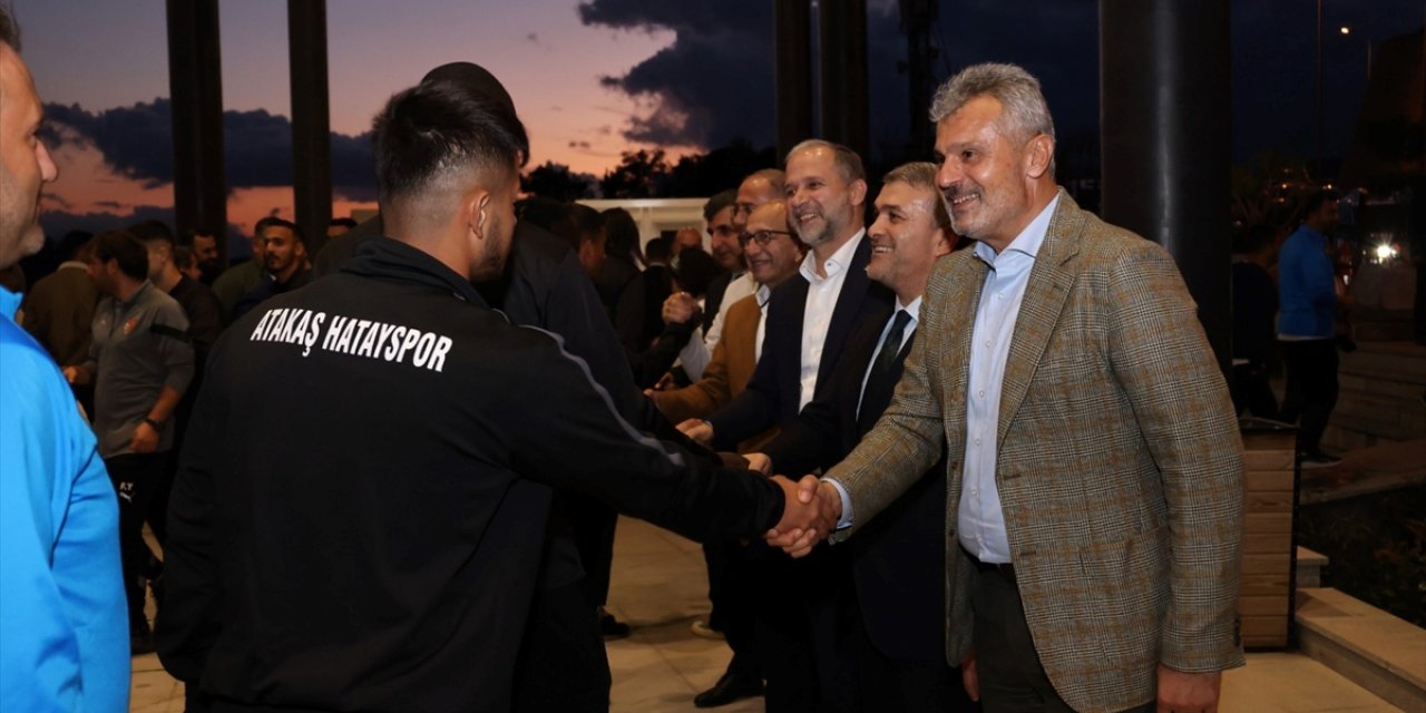 Hatay Büyükşehir Belediye Başkanı Öntürk, Hataysporlu futbolcularla buluştu