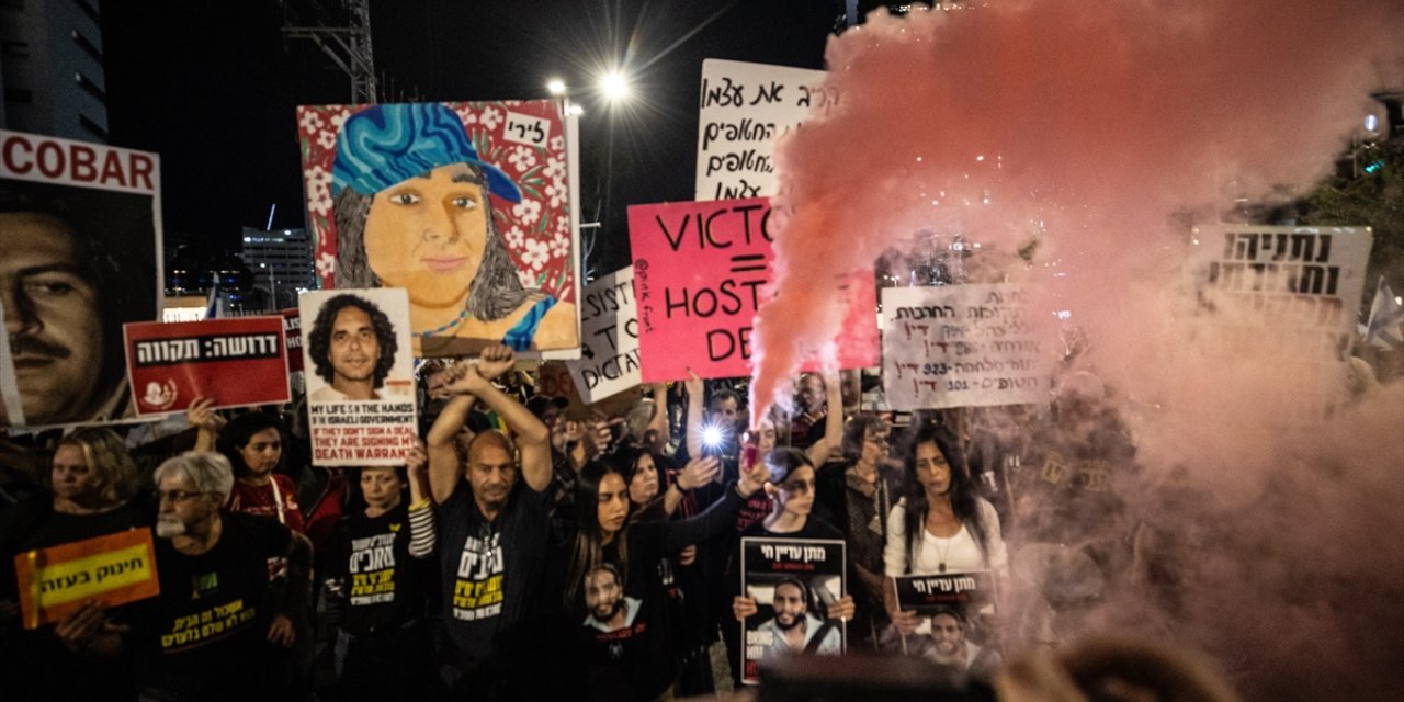 İsrailli esirlerin aileleri, esir takası anlaşması talebiyle Tel Aviv’de cumartesi protestolarını sürdürdü