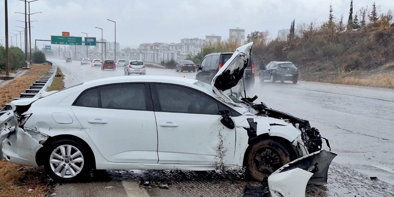 Mersin'de bariyere çarpan otomobildeki 4 kişi yaralandı