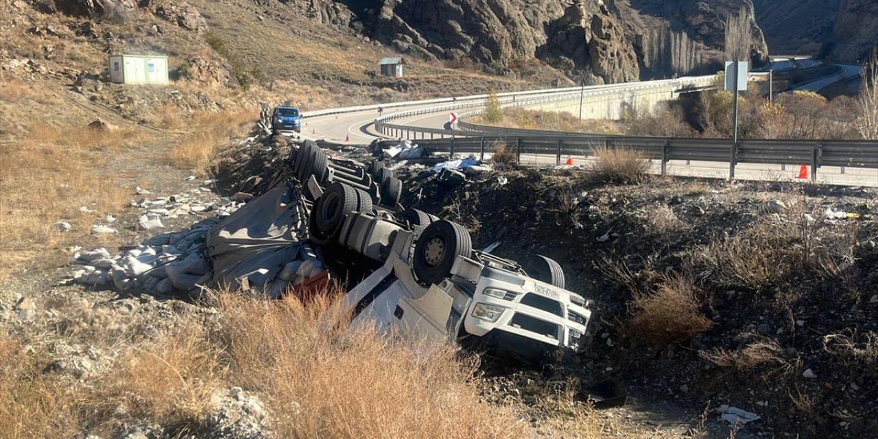 Erzurum'da şarampole devrilen tırın sürücüsü hayatını kaybetti