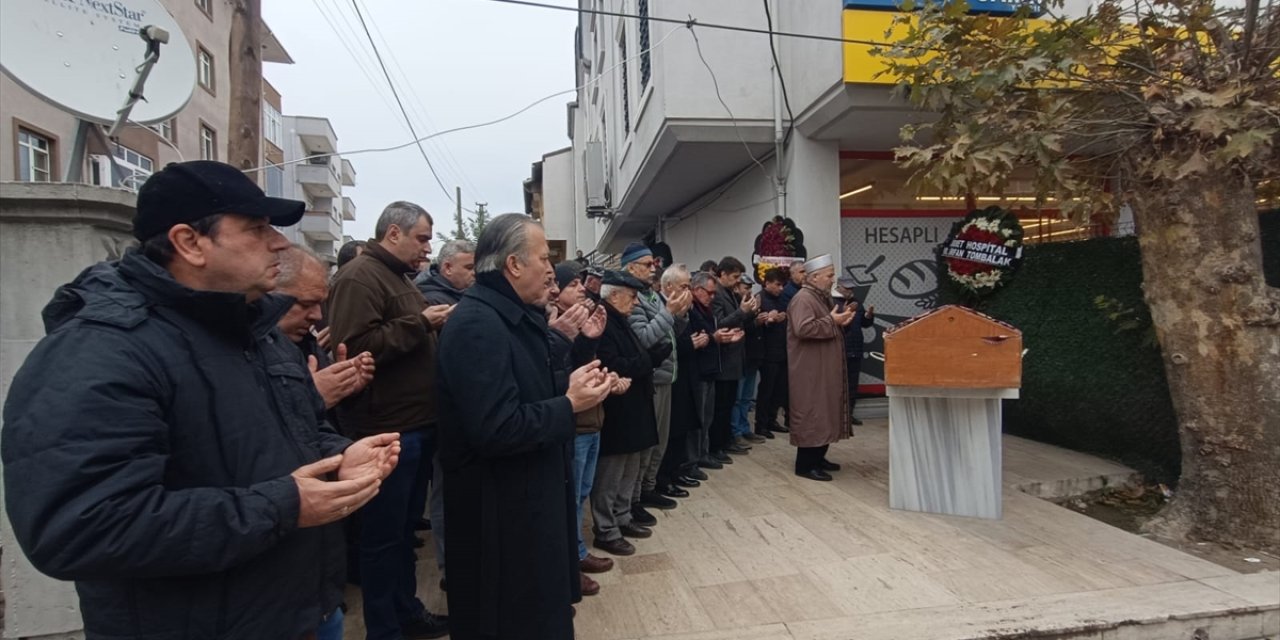 Tekirdağ'da evinde ölü bulunan hemşirenin cenazesi memleketi Edirne'de toprağa verildi