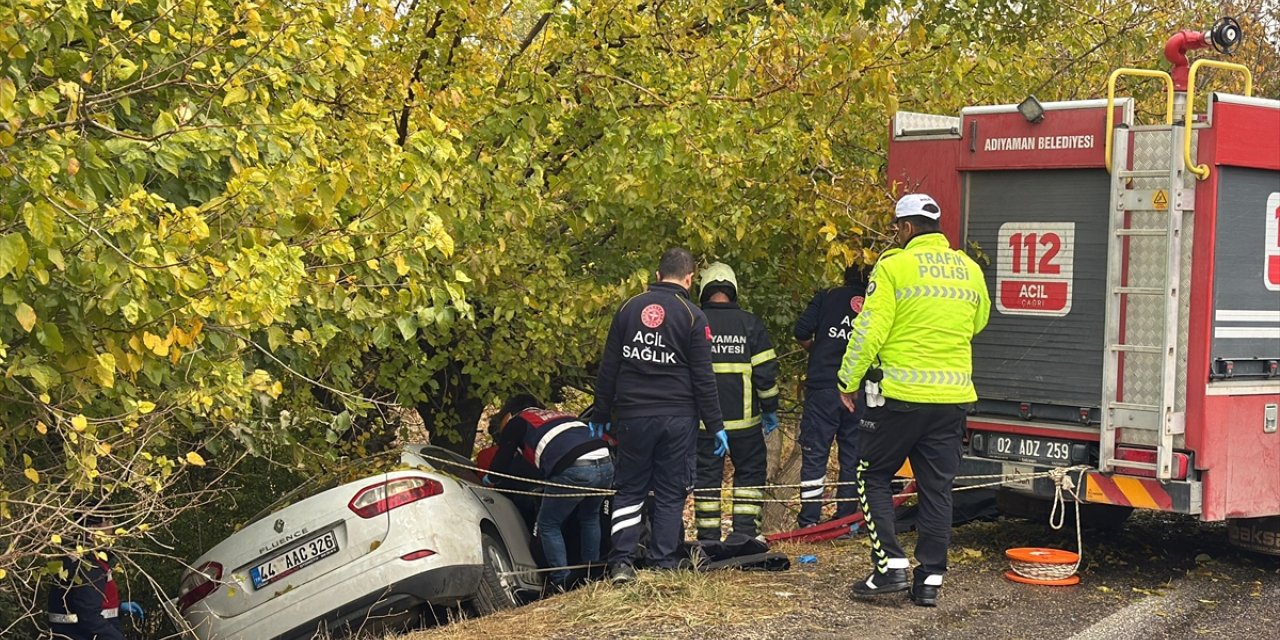 Adıyaman'da otomobil ile hafif ticari aracın çarpıştığı kazada 3 kişi hayatını kaybetti