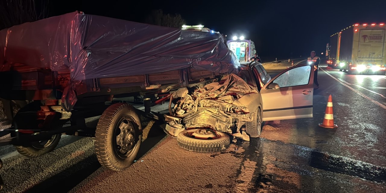 Edirne'de traktörün römorkuna çarpan otomobilde 1 kişi öldü, 1 kişi yaralandı