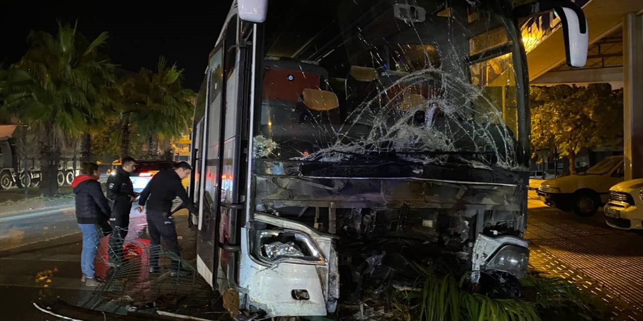 Antalya'da tur otobüsü ile çarpışan otomobilin sürücüsü öldü