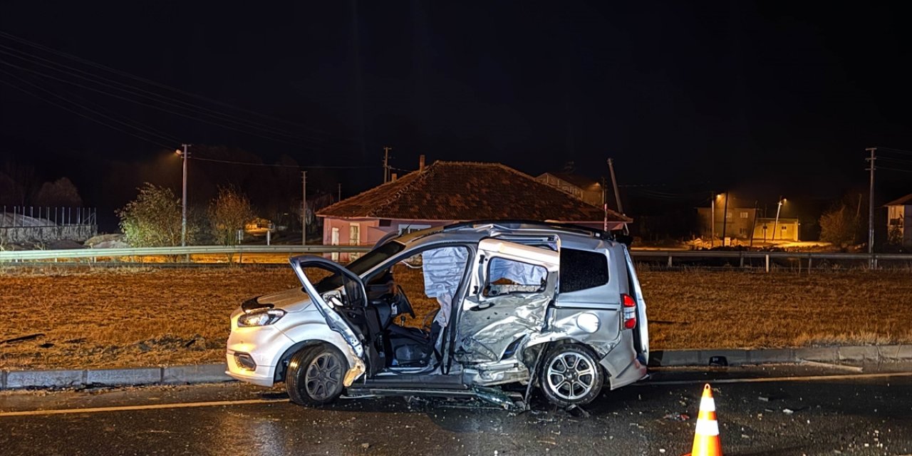 Uşak'ta otomobil ile hafif ticari aracın çarpışması sonucu 1 kişi öldü, 5 kişi yaralandı