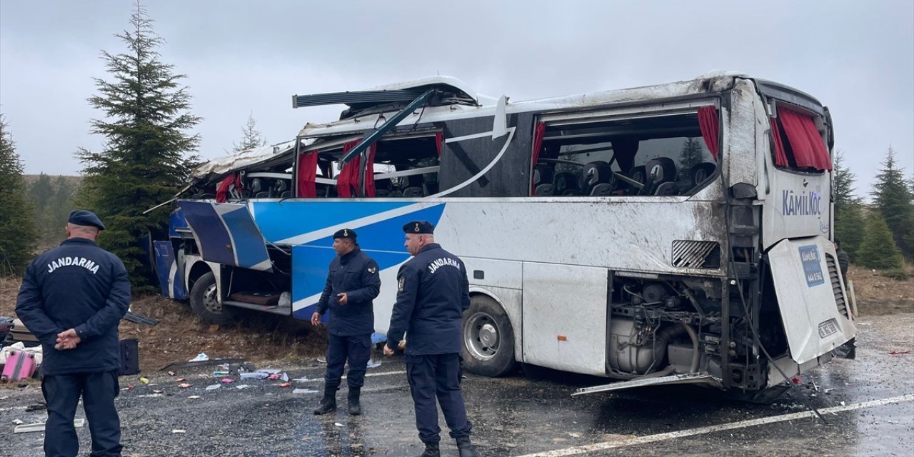 Eskişehir'de devrilen yolcu otobüsündeki 1 kişi öldü, 30 kişi yaralandı