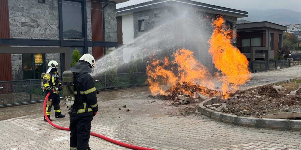 Kocaeli'de doğal gaz dağıtım hattında çıkan yangın söndürüldü