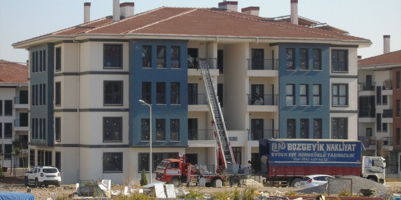 İslahiye'de kalıcı konutları teslim edilen hak sahipleri evlerine yerleşiyor