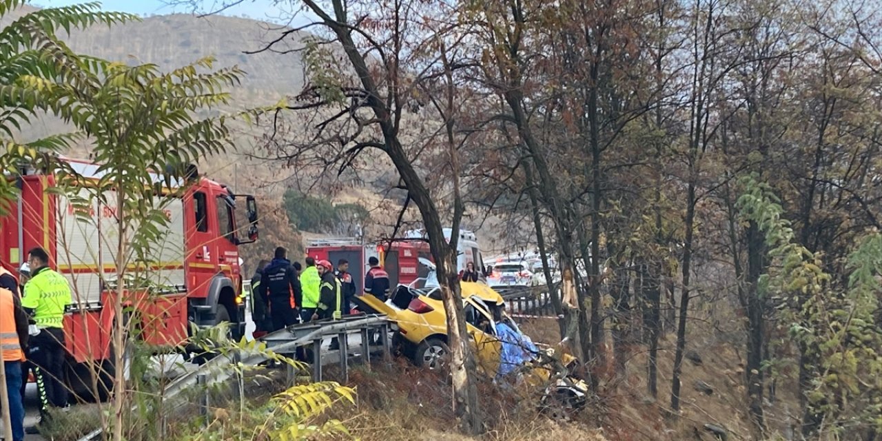 Manisa'da bariyere ve ağaca çarpan taksideki yolcu öldü