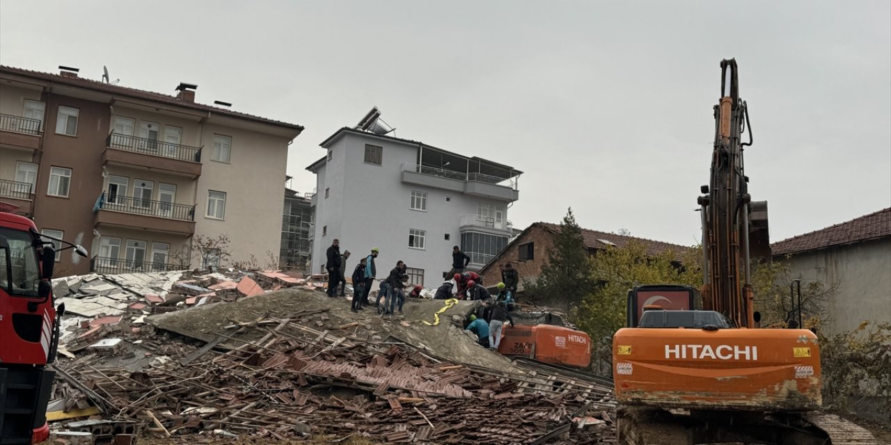 Malatya'da ağır hasarlı bina yıkılırken iş makinesinin üzerine devrildi