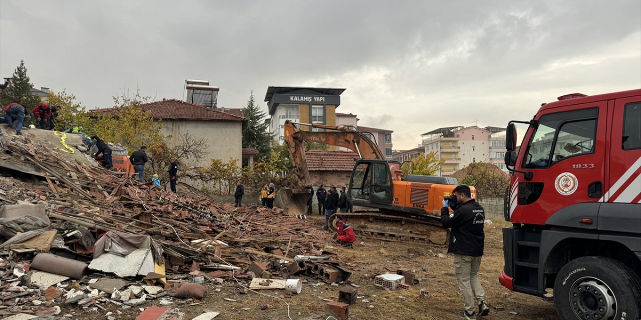 GÜNCELLEME - Malatya'da ağır hasarlı bina, yıkılırken iş makinesinin üzerine devrildi