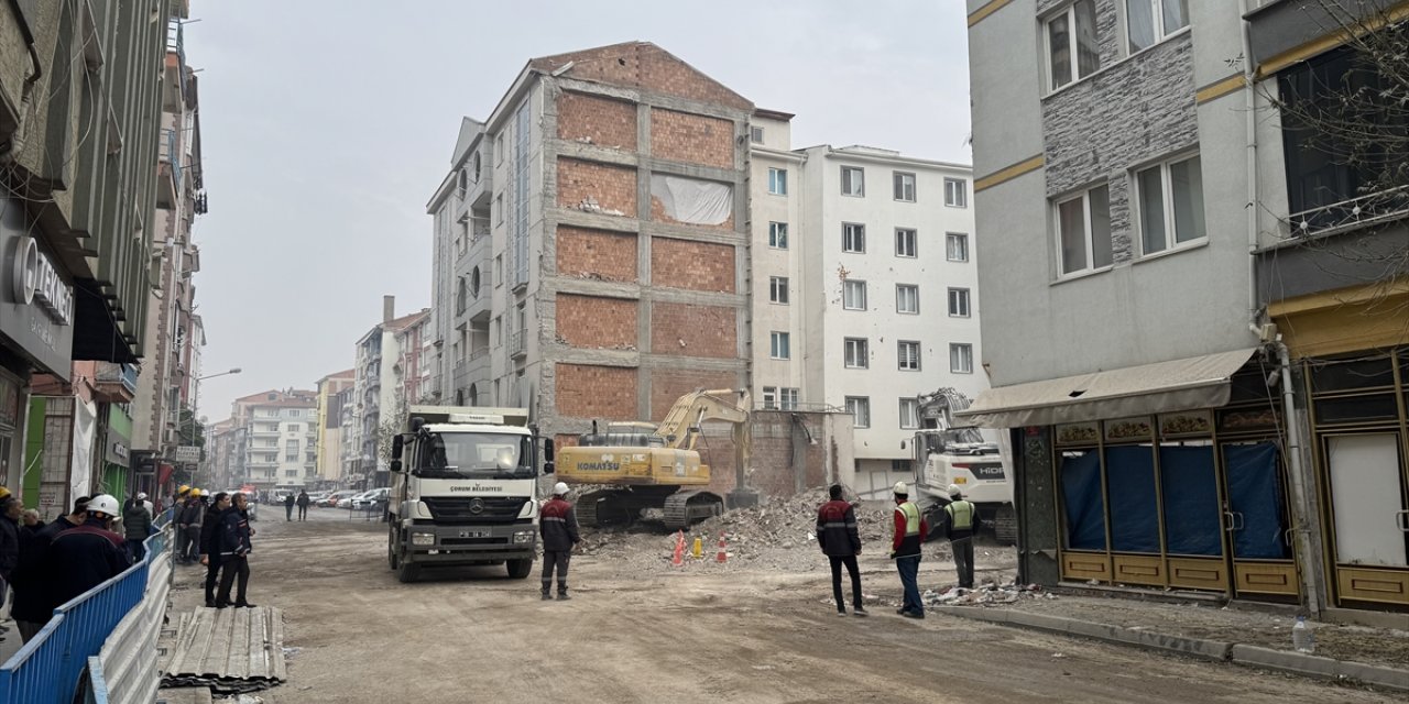 Çorum'da patlamada hasar gören binanın yıkımı tamamlandı