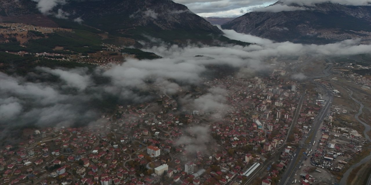 Adana'nın Pozantı ilçesinde sis etkili oldu