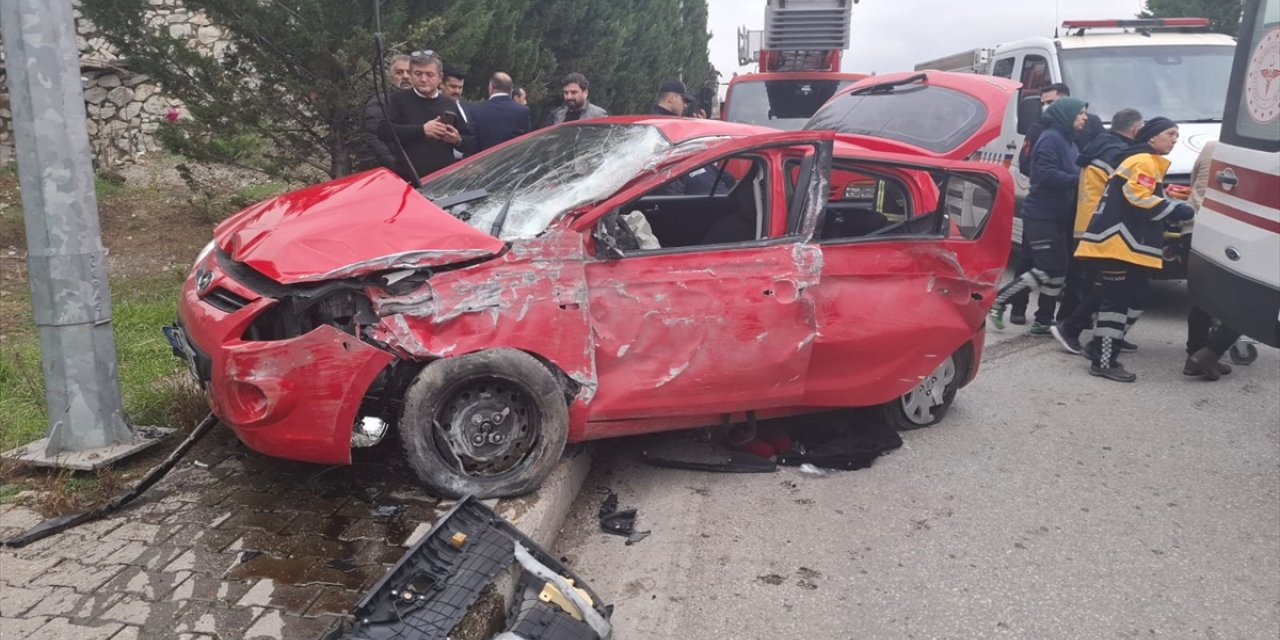 Karabük'te aydınlatma direğine çarpan otomobilde biri ağır 3 kişi yaralandı