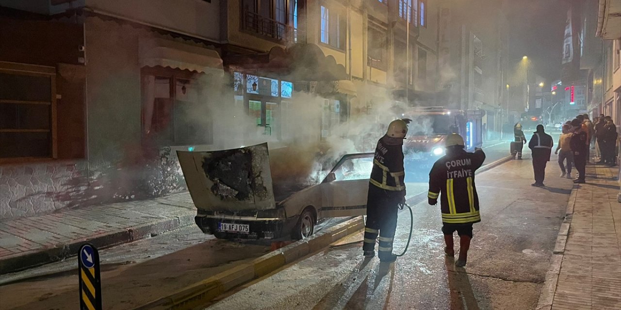 Çorum’da bir otomobil seyir halindeyken çıkan yangın nedeniyle kullanılamaz hale geldi