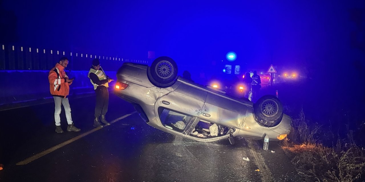 Bolu Dağı geçişinde devrilen otomobildeki 3 kişi yaralandı