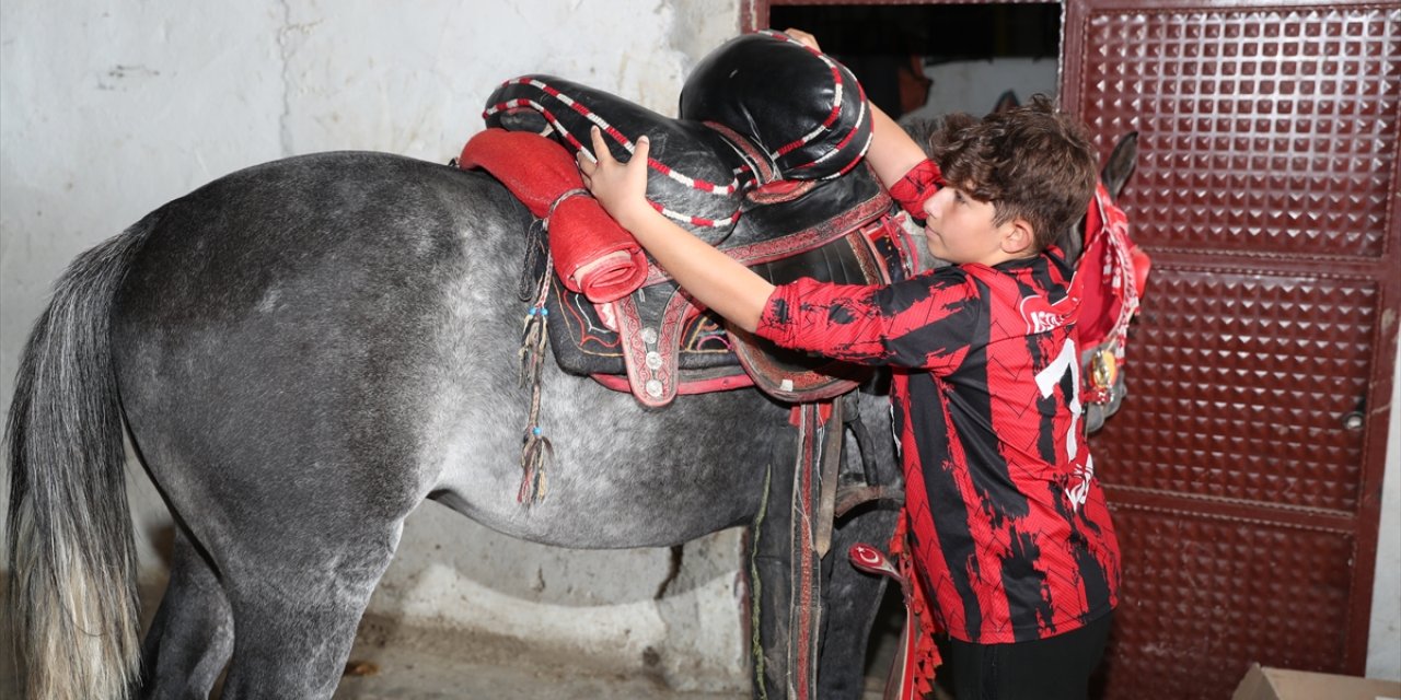 Atıyla büyüyen 14 yaşındaki Yiğit, cirit arenasında şampiyonluk peşinde