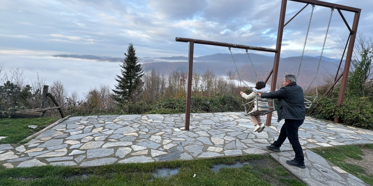 Bolu Dağı'ndan geçen sürücüler mola yerlerinde zirveden manzarayı izliyor