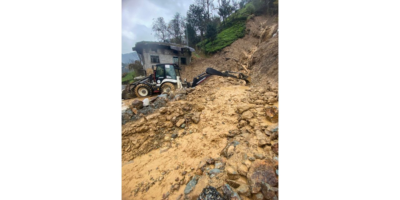 Rize'de şiddetli yağış nedeniyle 21 köy yolunda heyelan oldu