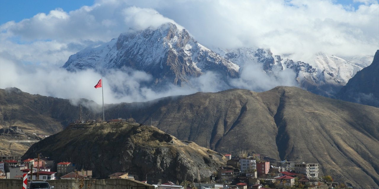 Hakkari'de yüksek kesimlerde kar etkili oldu