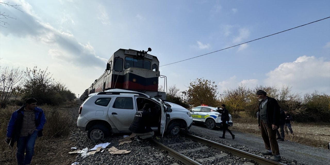 Malatya'da yük treninin otomobile çarpması sonucu 2 kişi yaralandı