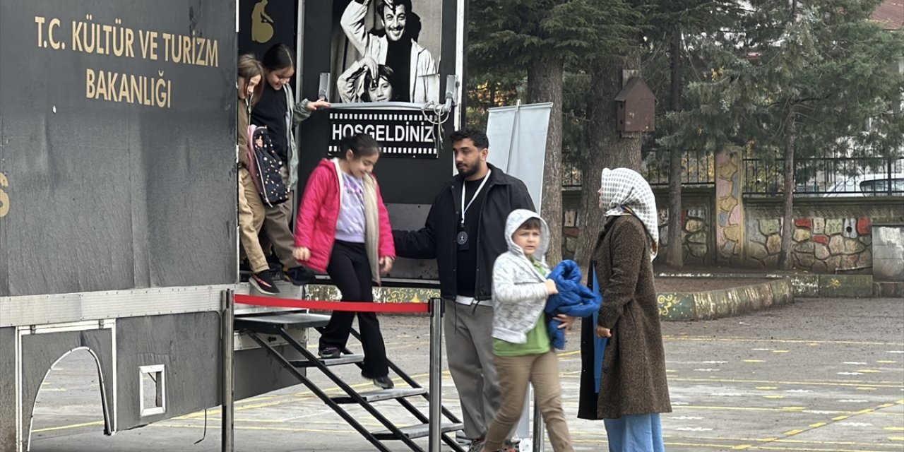 Gezen Sinema Tırı, "beyaz perde"yi Düzce'deki köy okullarına taşıyor