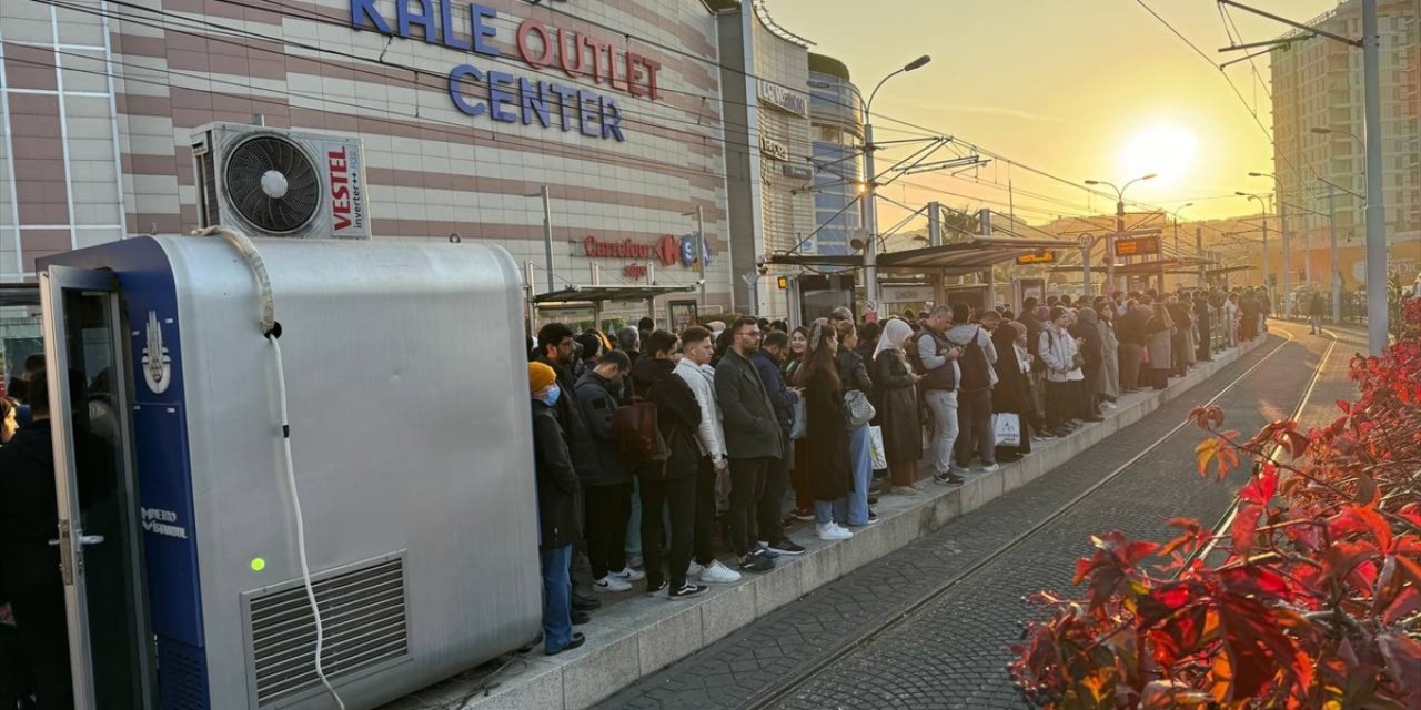 İstanbul'da toplu ulaşım ve bazı yollarda trafik yoğunluğu yaşanıyor