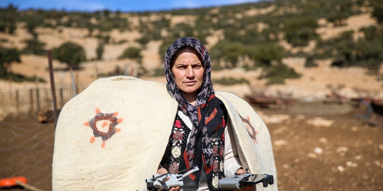 Kadın çoban, sürüsünün takibini dronla yapıyor