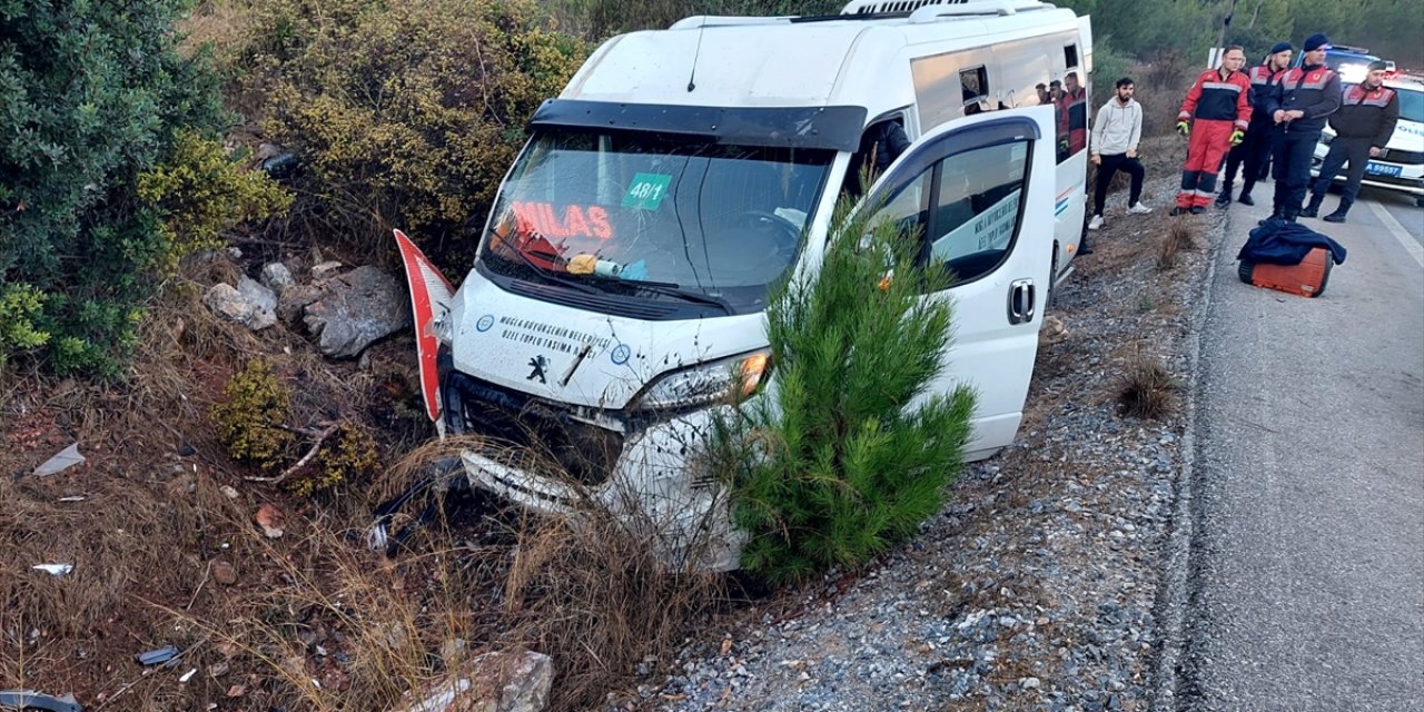 Muğla'da trafik levhasına çarpan minibüsteki 8 kişi yaralandı