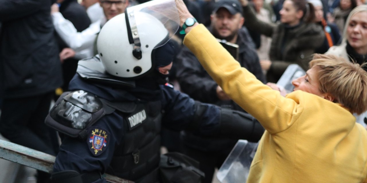 Sırbistan'da tren istasyonundaki kazaya muhalefetin tepkisi sürüyor